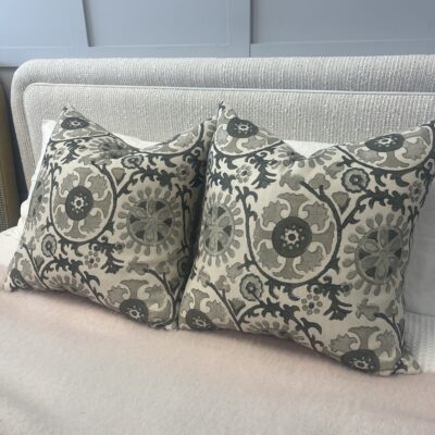 Two cushions in Taupe Cezani linen