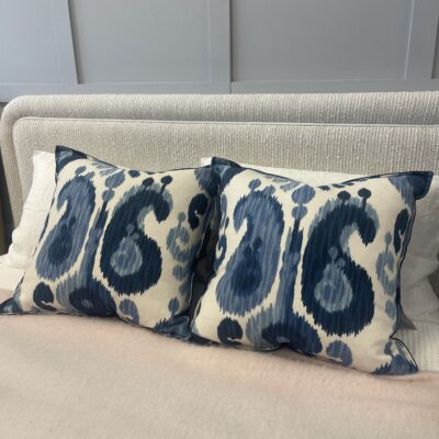 Two cushions in Uzbeck linen