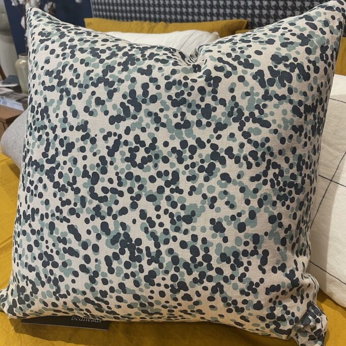Cushion in spot patterned linen