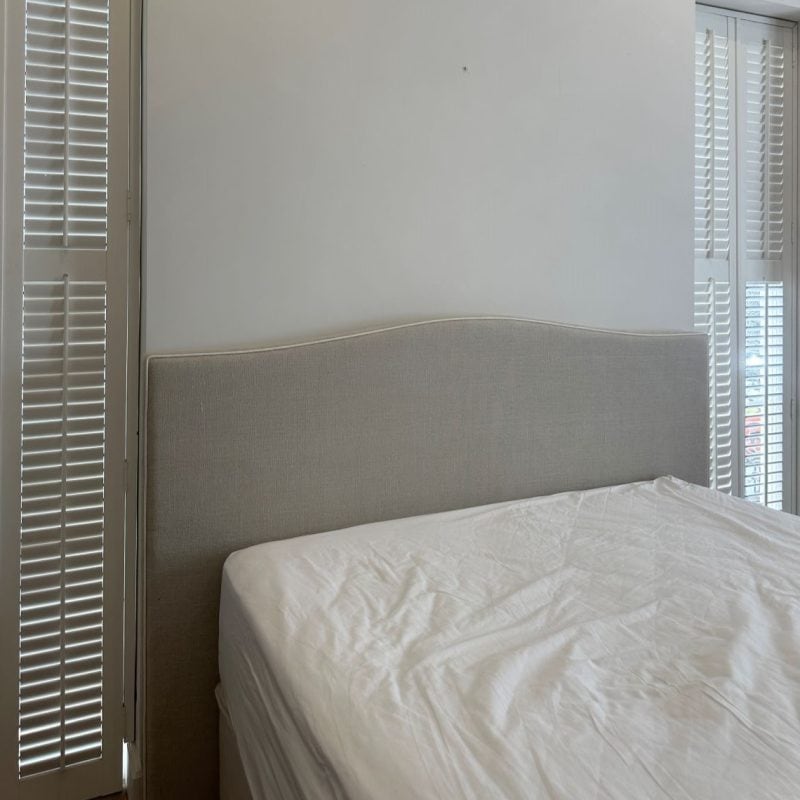 Queen Fulham bedhead in Milla Whisper linen with white piping