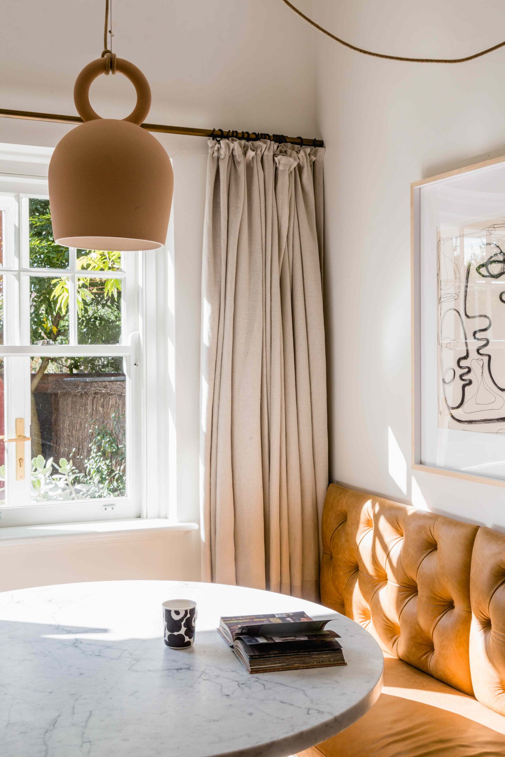 Banquet seat with round marble table - Image 2