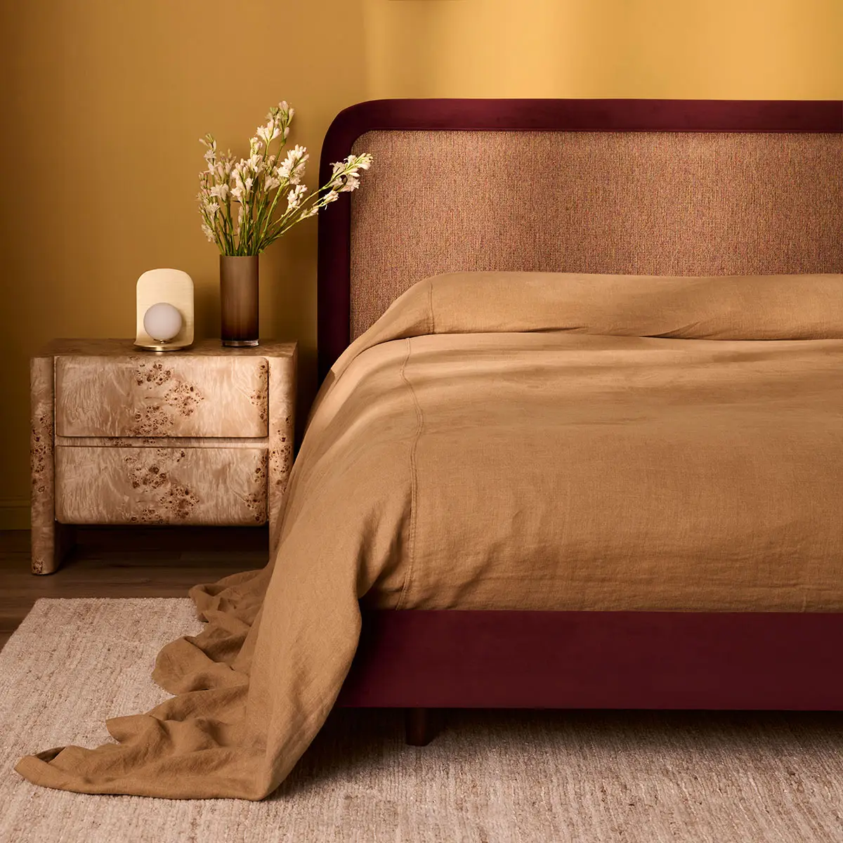 Curved bed base - recessed leg